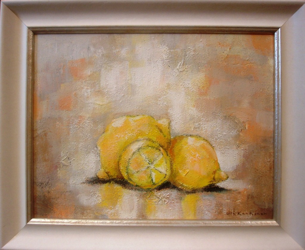 Sitruuna-asetelma, 380,- tai 38,-kk (35x42cm) Taulu sisältää kehyksen! Osta kotimaista taidetta edullisesti Ulla Kauhanen, lahjaideoita, lahja valmistuvalle, syntymäpäivälahja, taulu lahjaksi, ullakauhanen.fi